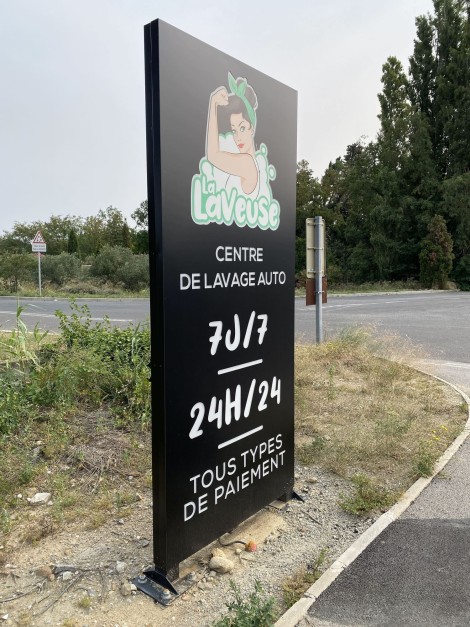 Création enseignes panneaux signalétiques
